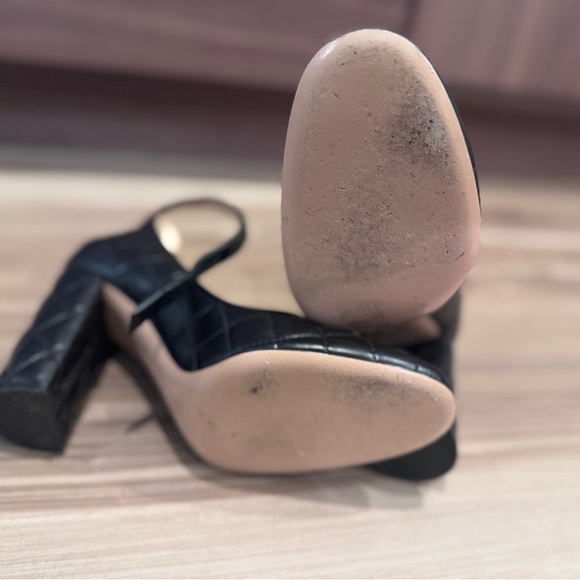 Gianvito Rossi Italy "Greta" Black Quilted Leather Pumps size 37.5 - Picture 6 of 7